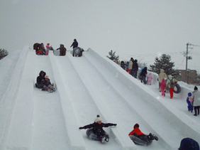 第48回 青森冬まつり|2月14日(土)〜2月15日(日)青い海公園で開催、雪の大型すべり台が主役の市民冬イベント ❄️