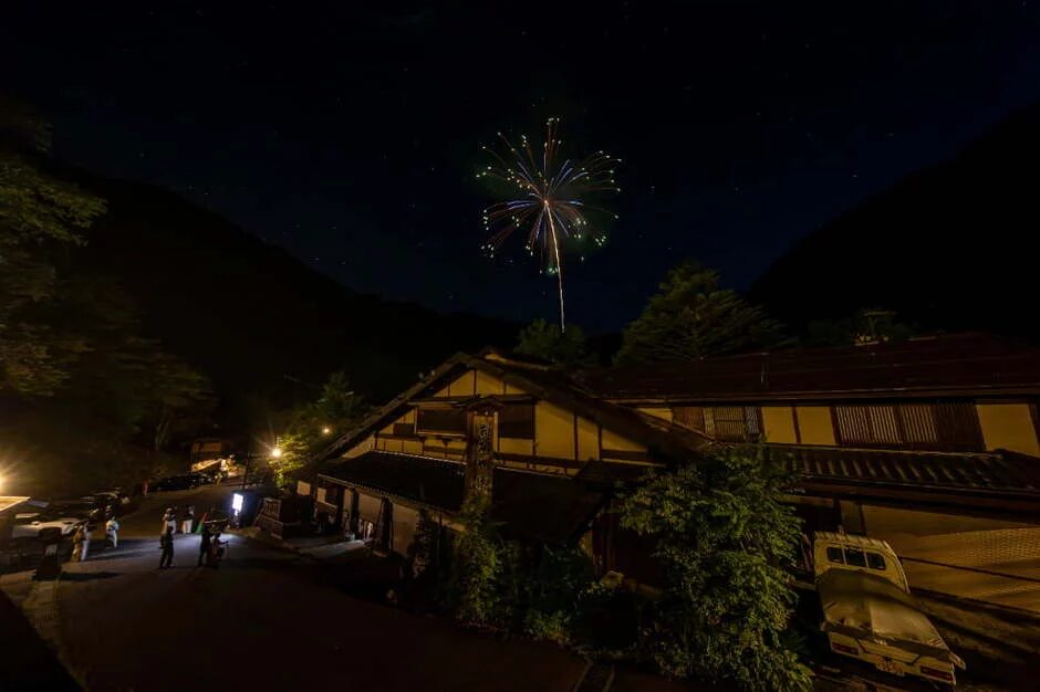 白骨温泉花火大会｜8月8日（土）に白骨温泉 小梨平で開催！渓谷に響く夏の花火